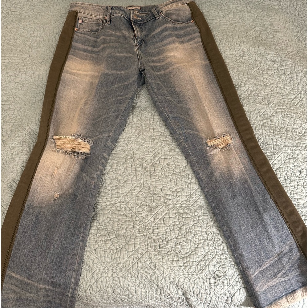 WOMENS DEAR JOHN JEANS. SIZE 31. Non smoker. New w tags. Fringe at bottom